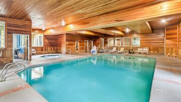 Indoor pool, sun loungers