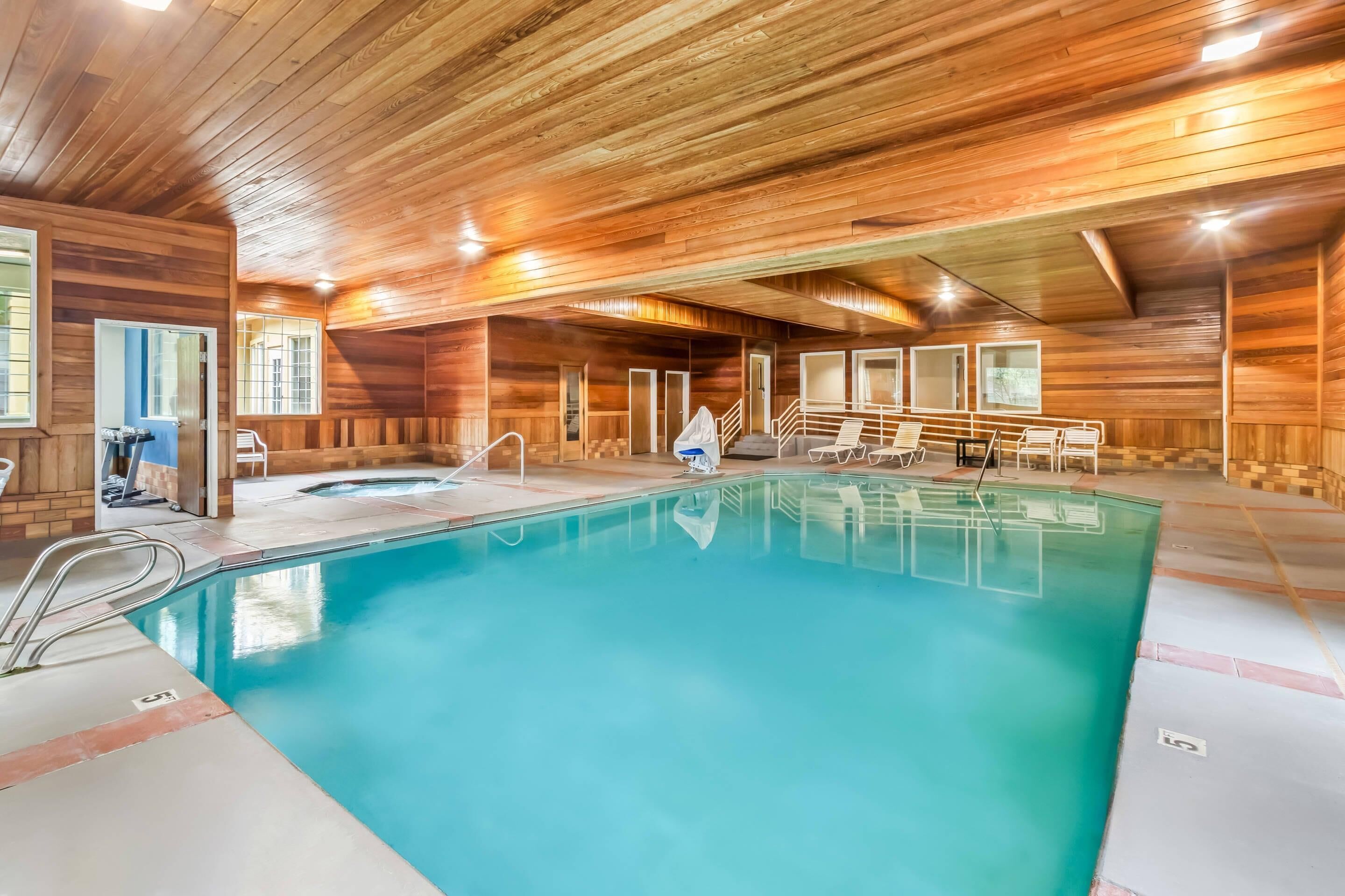 Indoor pool, sun loungers