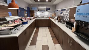Une cuisine moderne dotée d’un bar pour prendre le petit-déjeuner, d’une machine à café et d’une pancarte sur laquelle on peut lire : « PROFITEZ DE CHAQUE INSTANT ».