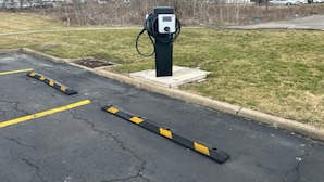 Un espace de stationnement équipé d’une borne de recharge pour véhicules électriques.