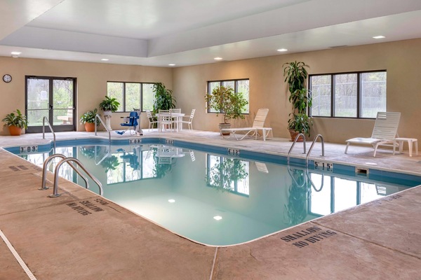 Indoor pool, sun loungers