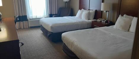 Kamar Standar, 2 Tempat Tidur Queen, Bebas Asap Rokok | Meja kerja, setrika/meja setrika, dan tempat tidur bayi gratis