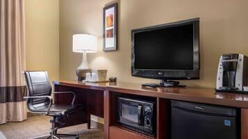 Escrivaninha, ferros/tábuas de passar roupa, berços grátis