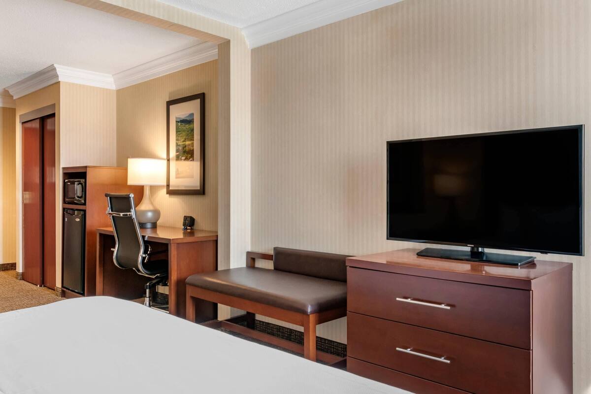 Suite, 1 kingsize-seng, ikke-røyk | Skrivebord, skrivebord for bærbar PC og strykejern/-brett