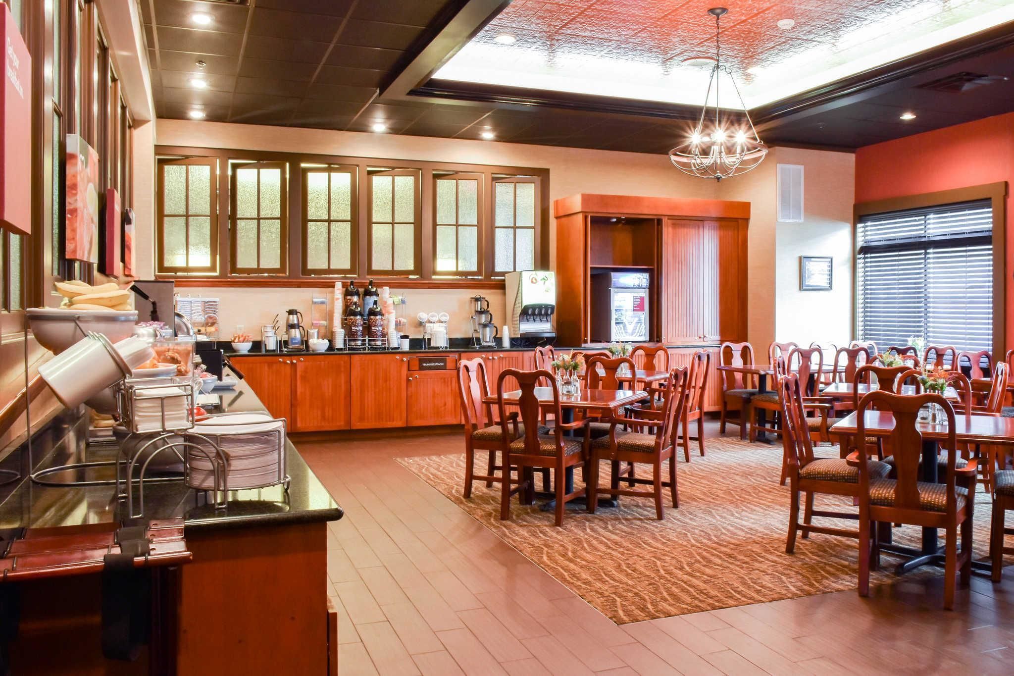 朝食 (コンチネンタル ブレックファスト)、毎日提供 (無料)