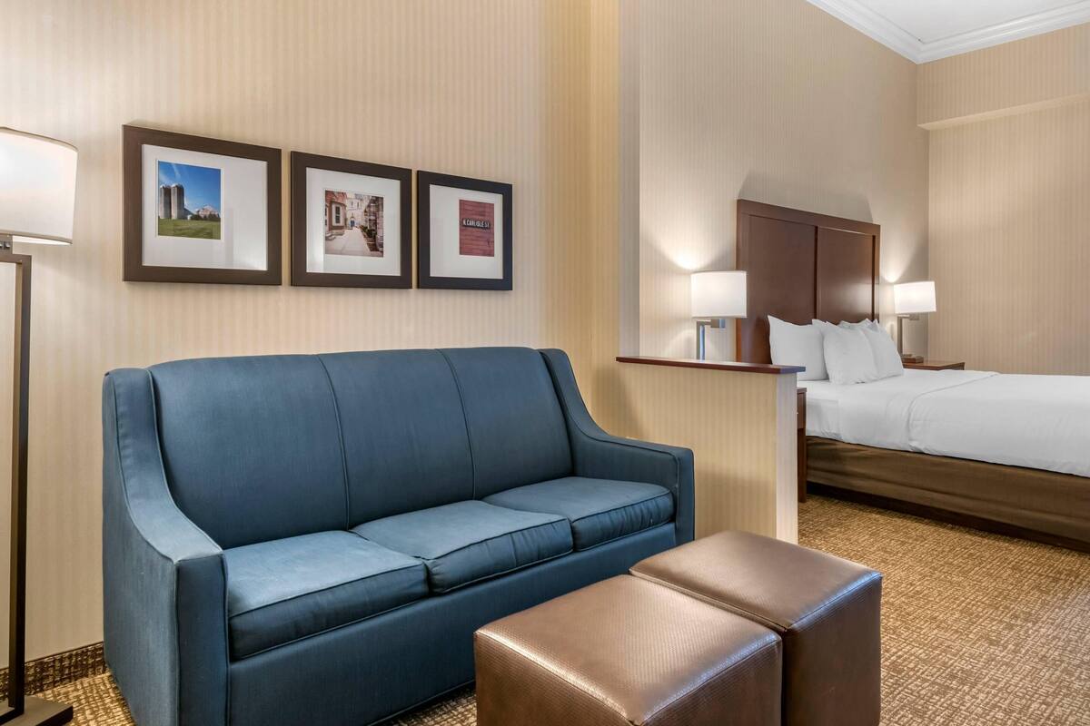 Suite, 1 kingsize-seng med sovesofa, tilgjengelighetstilpasset, ikke-røyk (Roll-In Shower) | Skrivebord, skrivebord for bærbar PC og strykejern/-brett