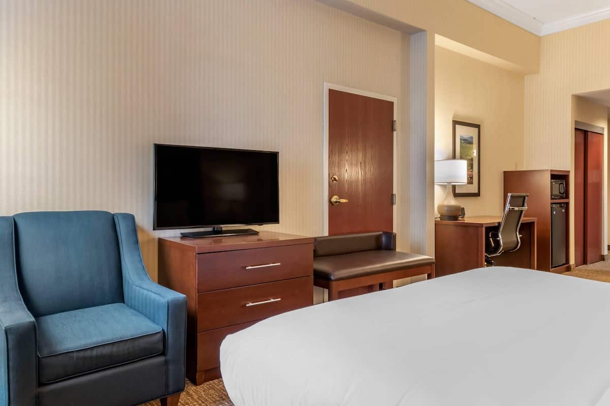 Rom – standard, tilgjengelighetstilpasset (Accessible Tub) | Skrivebord, skrivebord for bærbar PC og strykejern/-brett