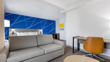 Suite, 1 kingsize bed, niet-roken | Luxe beddengoed, pillowtop-bedden, een bureau, verduisterende gordijnen