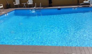 Piscine extérieure en saison, accès possible de 9 h à 21 h, parasols