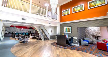 Econo Lodge Inn & Suites East