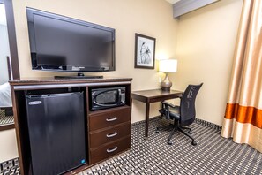 Escrivaninha, ferros/tábuas de passar roupa, berços grátis