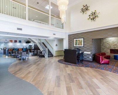 Econo Lodge Inn & Suites East