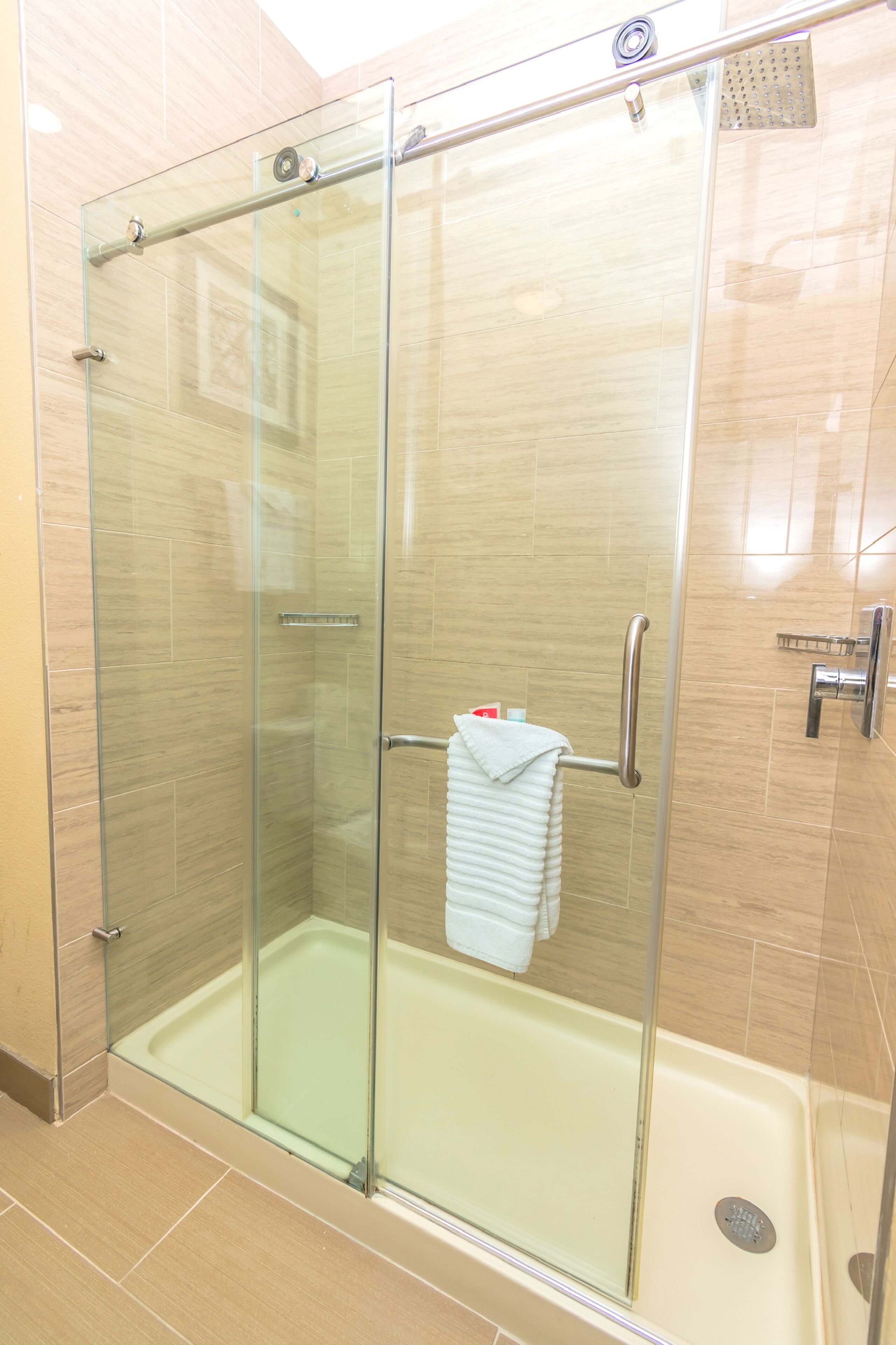 Room, 1 King Bed, Accessible, Non Smoking | Bathroom shower