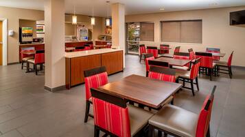 Esmorzar diari d'estil bufet gratuït