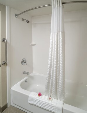 Habitación, 2 camas dobles, no fumadores (Pet Friendly) | Ducha del cuarto de baño