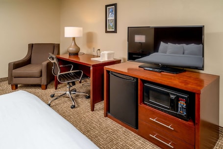 In-room safe, desk, laptop workspace, iron/ironing board. Comfort Inn & Suites Grundy