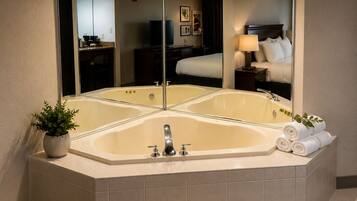 Suite, 1 très grand lit, non-fumeur, bain à remous