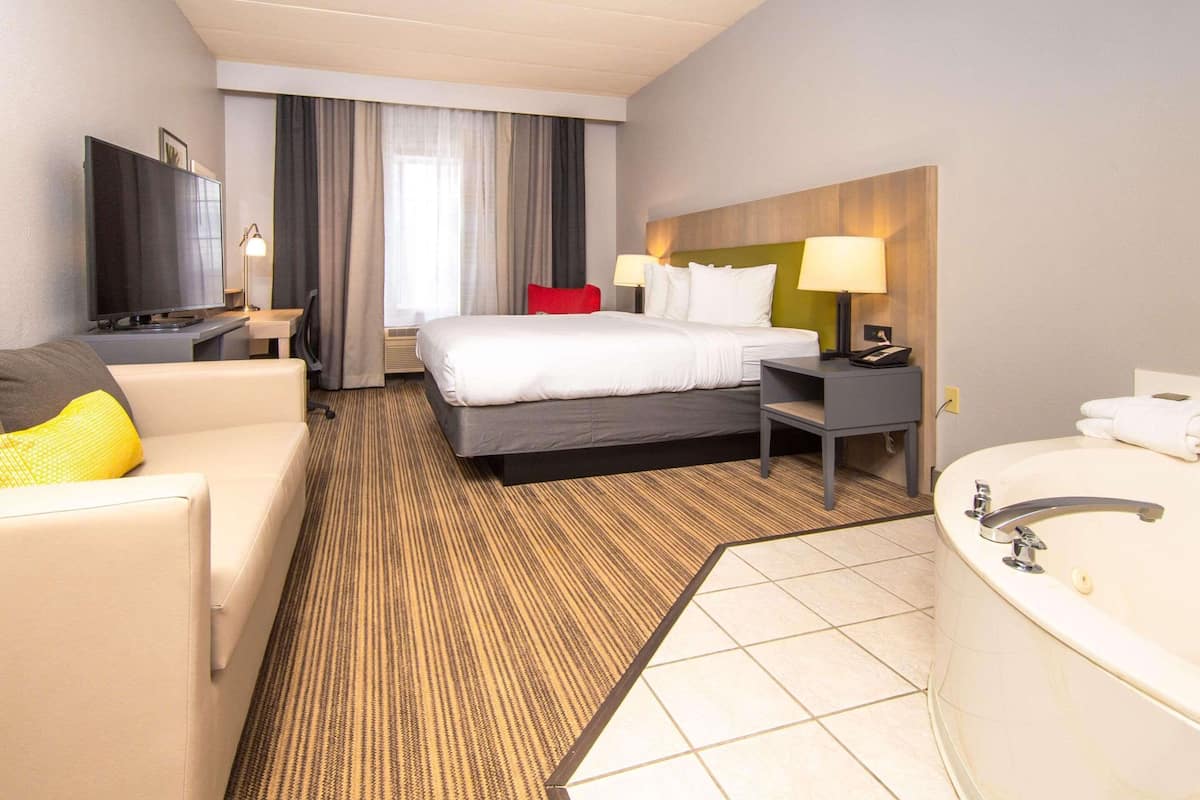 1 bedroom, hypo-allergenic bedding, desk, soundproofing