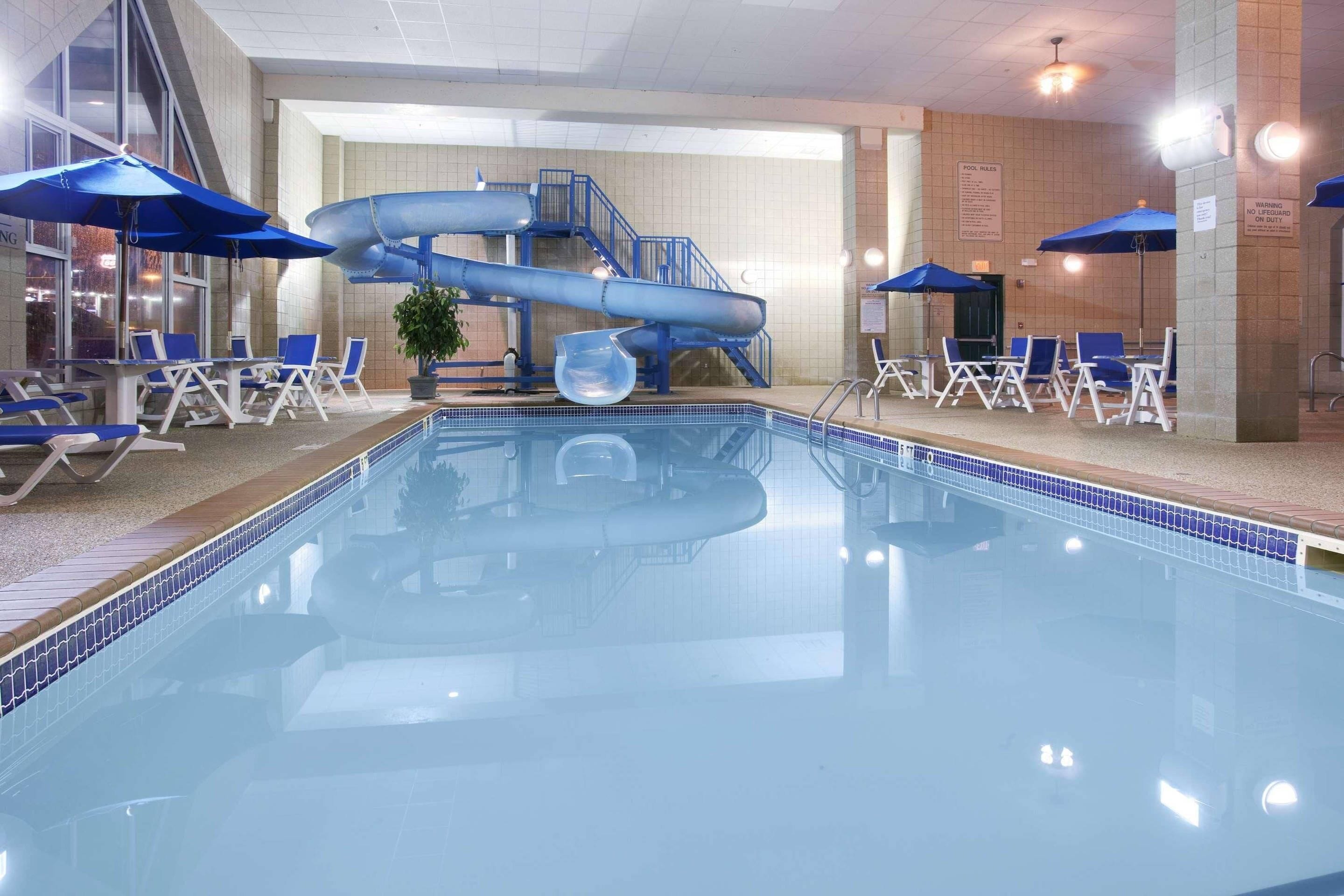Una piscina cubierta