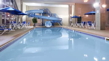 Una piscina cubierta
