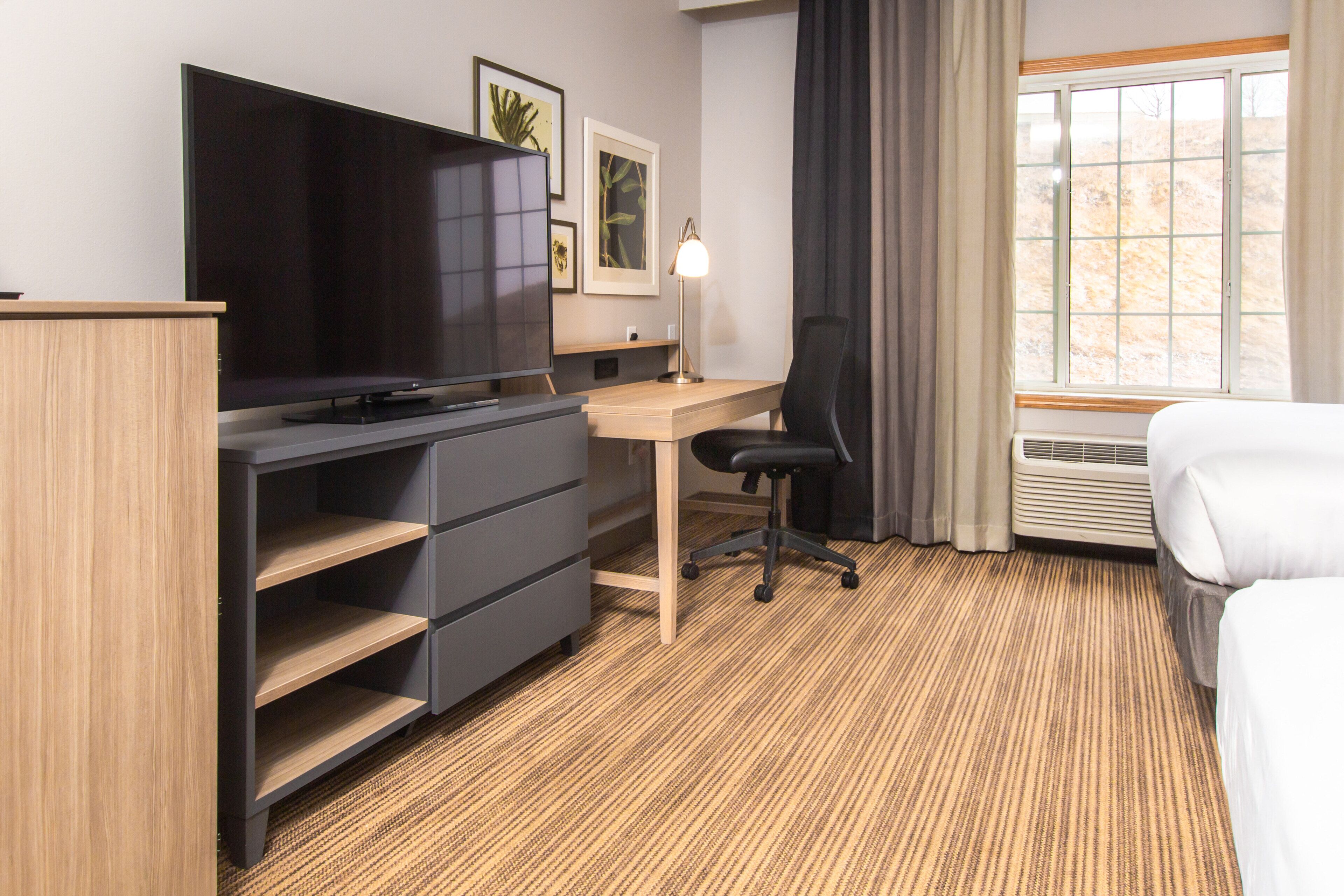 1 bedroom, hypo-allergenic bedding, desk, soundproofing