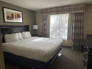 In-room safe, desk, laptop workspace, blackout drapes - Country Inn & Suites by Radisson, Tuscaloosa, AL (Tuscaloosa)