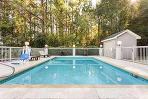 Una piscina al aire libre de temporada