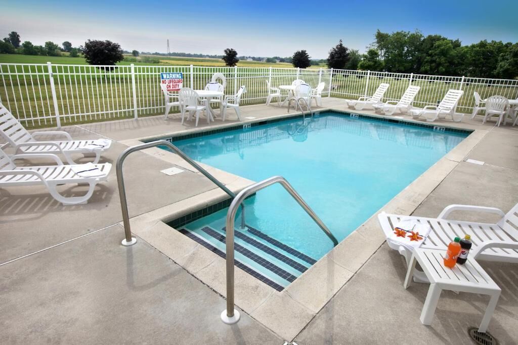 季节性开放的室外游泳池，09:00 至 21:00 开放，池畔遮阳伞，日光浴躺椅