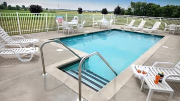 Piscine extérieure (ouverte en saison), parasols de plage