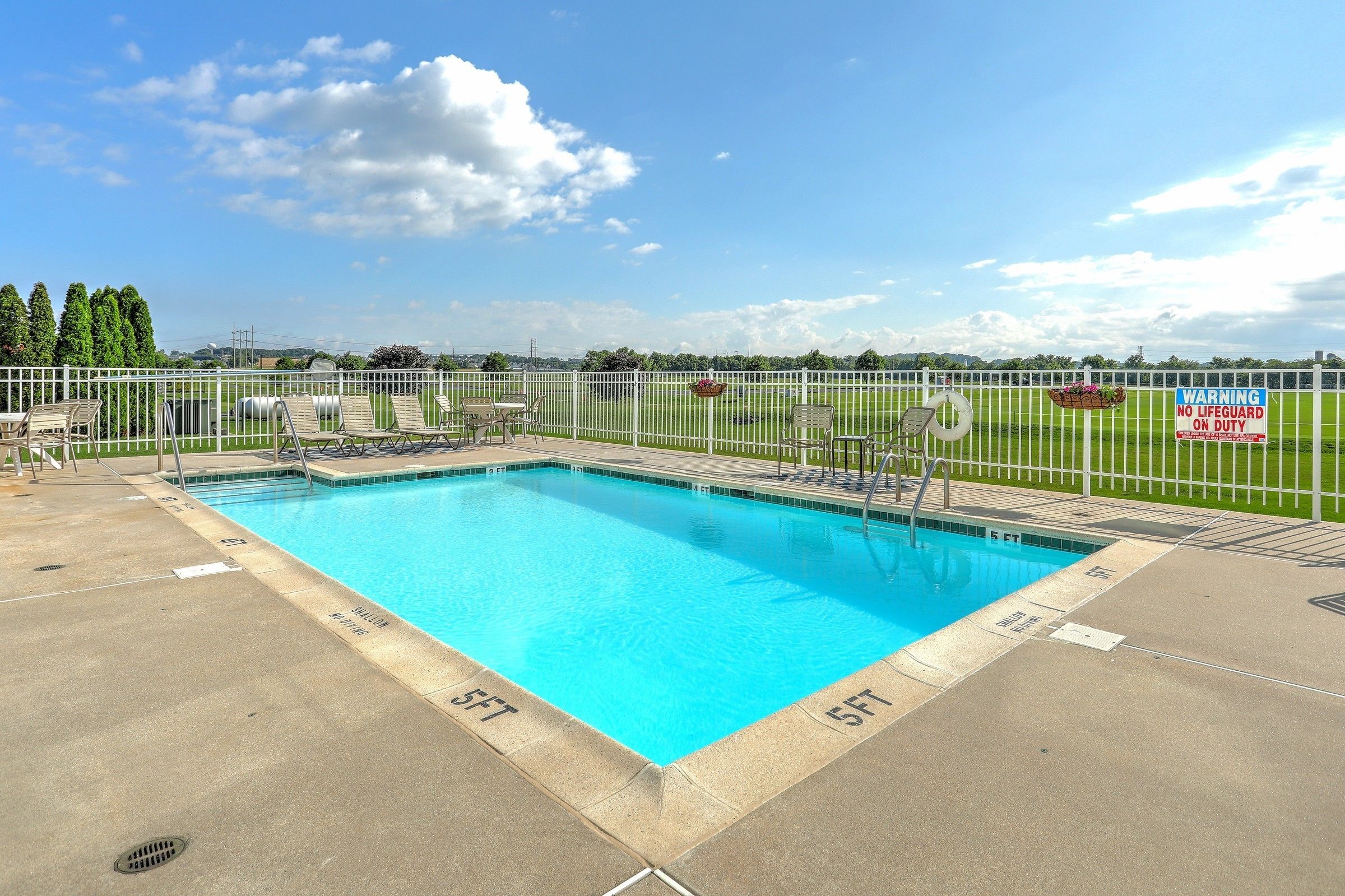 حمّام سباحة خارجي موسمي، مظلات على حمّام السباحة، مقاعد للتشمس