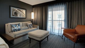 Premium bedding, in-room safe, desk, laptop workspace