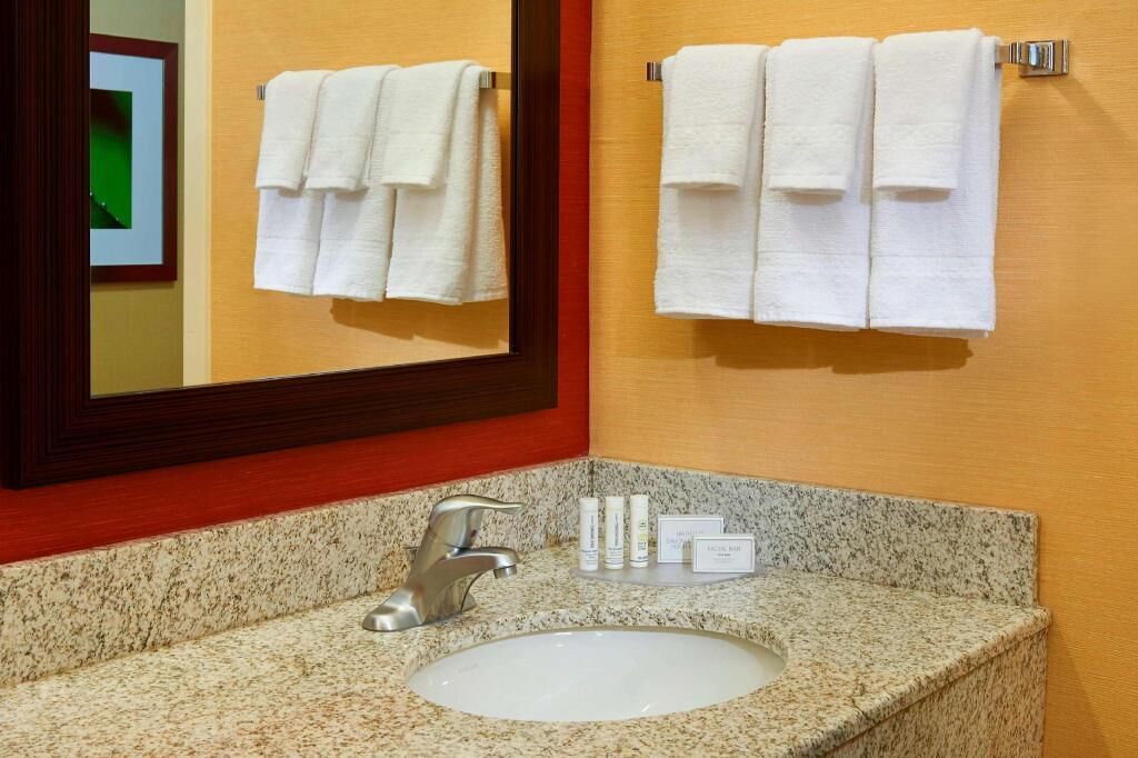 Baño | Ducha y bañera combinadas y artículos de higiene personal gratuitos