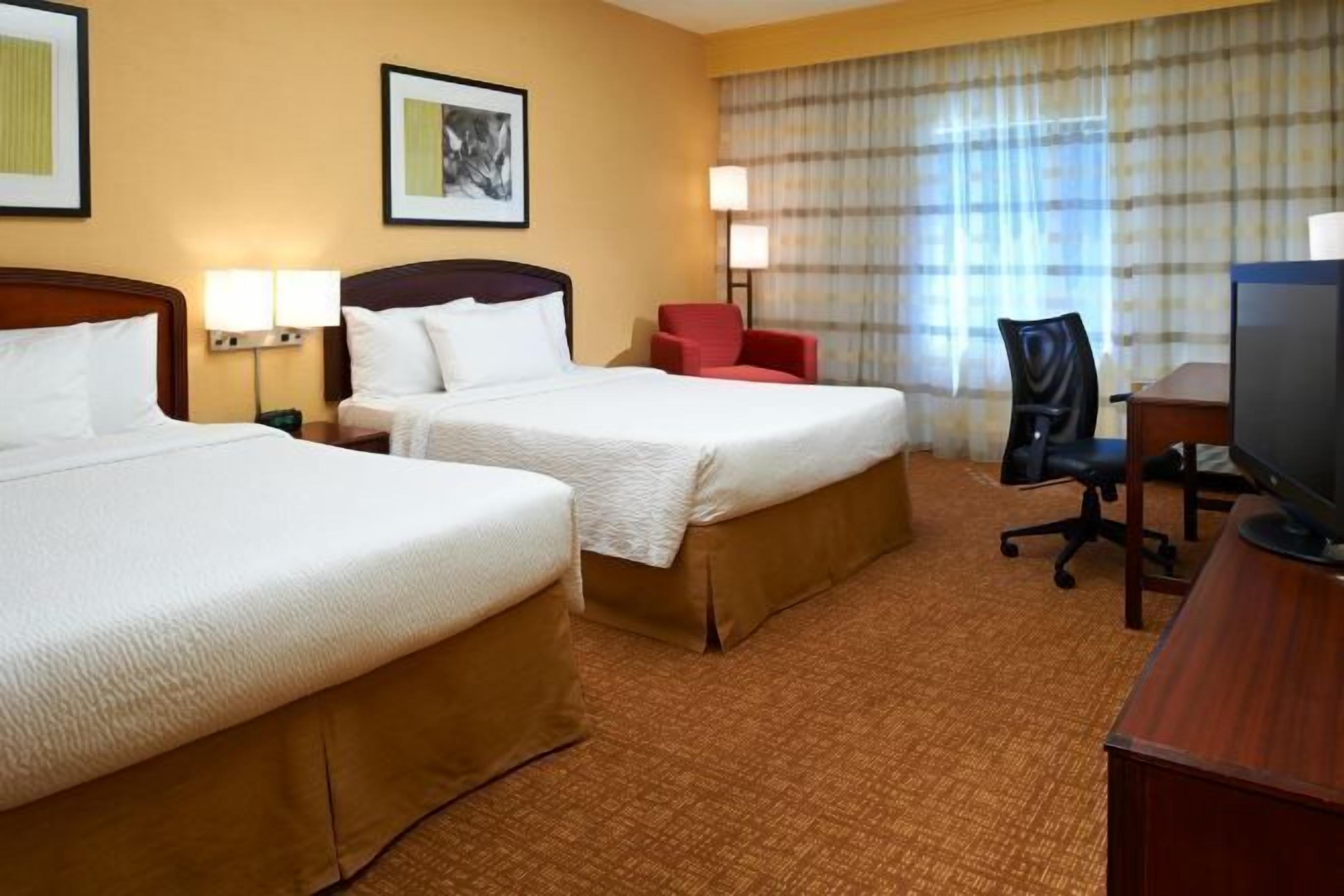 Een bureau, een strijkplank/strijkijzer, babybedden (toeslag)