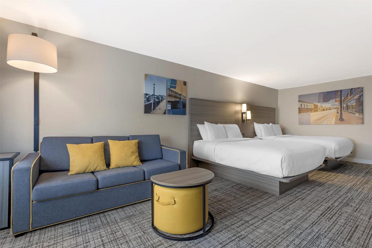 Standard Room, 2 Queen Beds, Non Smoking (with Single Sofabed)