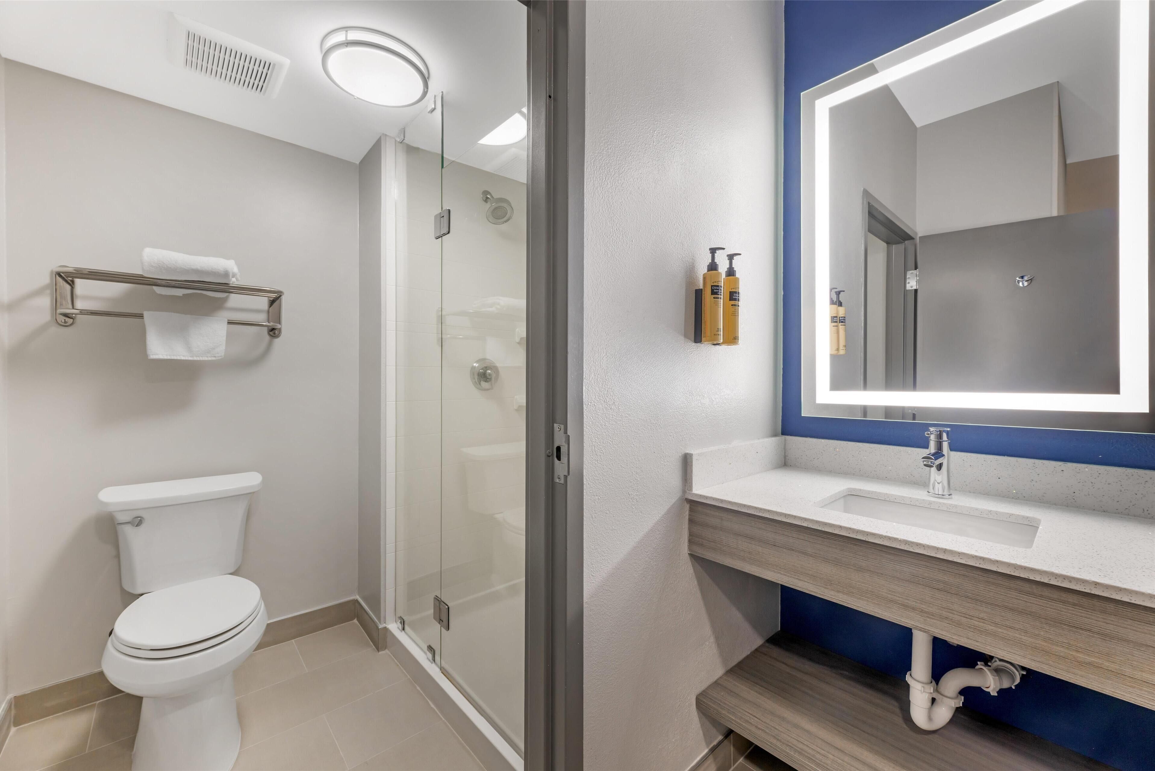 standard room, 1 king bed, non smoking | bathroom | combined shower/bathtub, free toiletries, hair dryer, towels