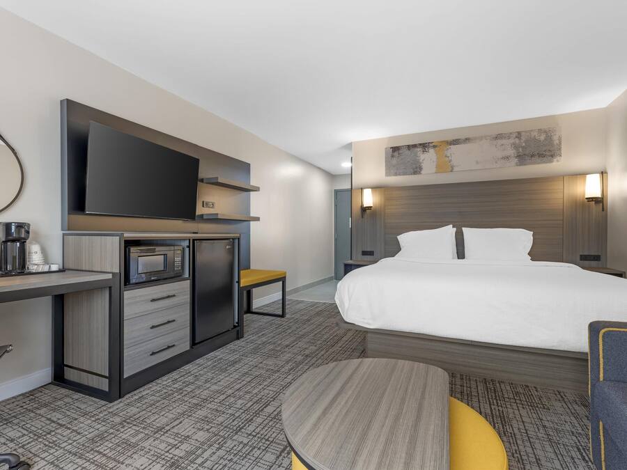 Desk, iron/ironing board, cribs (surcharge), WiFi (free)
