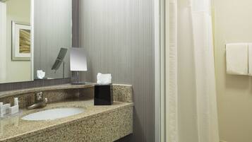 Ensemble douche/baignoire, articles de toilette gratuits, sèche-cheveux