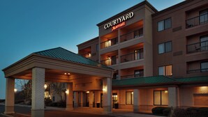 A Courtyard Marriott hotel with a covered entrance, multiple balconies, and a brick facade. - Courtyard Chicago St. Charles (St. Charles)