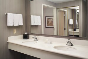 Combined shower/bathtub, free toiletries, hair dryer, towels