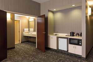 Suite, 1 Bedroom, Non Smoking | Bar (on property)
