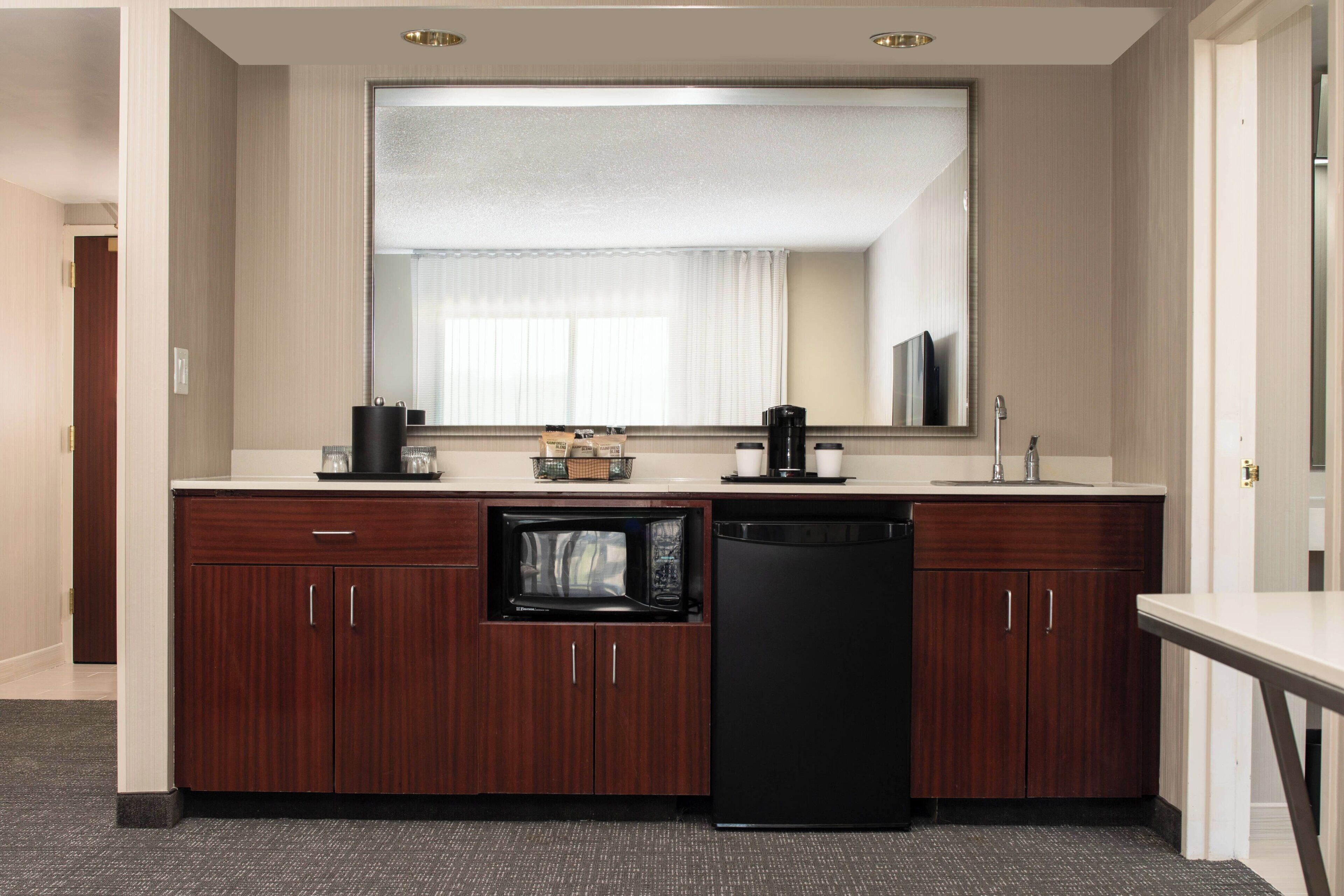 suite, 1 bedroom | bar (on property)