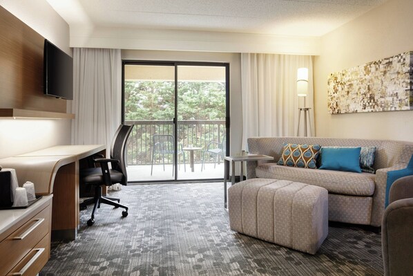 Habitación, 1 cama de matrimonio grande (Mobility Accessible, Tub) | Escritorio, espacio para trabajar con un portátil, cortinas opacas