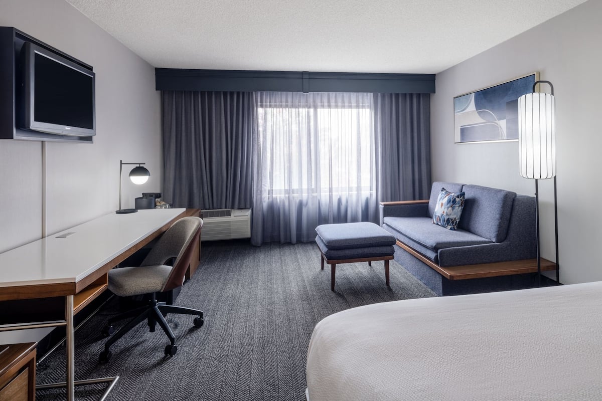 Värdeförvaringsskåp på rummet, skrivbord och arbetsyta för laptop