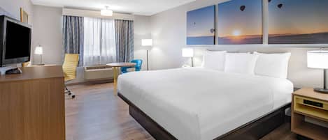 Kamar Standar, 1 Tempat Tidur King | Brankas, meja kerja, ruang kerja ramah laptop, dan tirai kedap cahaya