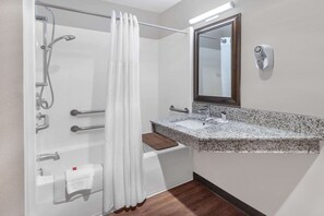 Combined shower/tub, free toiletries, hair dryer, towels