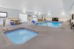 Piscina interior com duas pistas de natação, sala de trocas e áreas de estar.