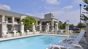 Seasonal outdoor pool - Days Inn & Suites by Wyndham Fort Valley (Fort Valley)