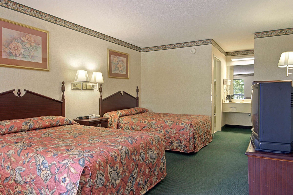 Desk, iron/ironing board, WiFi (free), bed sheets