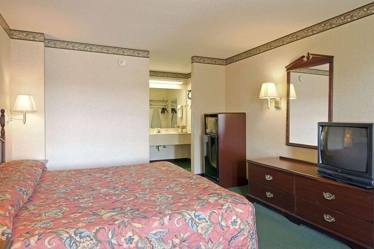 Desk, iron/ironing board, WiFi (free), bed sheets