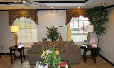 Days Inn & Suites by Wyndham Fort Valley